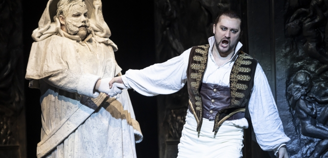 Commendatore, statue, holds Don Giovanni's hand in pain