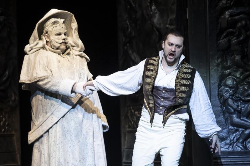 WNO  Don  Giovanni  James  Platt  Commendatore  Andrei  Kymach  Don  Giovanni photo credit  Bill  Cooper 1068   Commendatore, statue, holds Don Giovanni's hand in pain