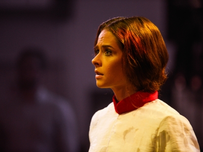 Kommilitonen Kirsten Mc Ternan 6 Kirsten McTernan Close-up profile of a young woman on stage.